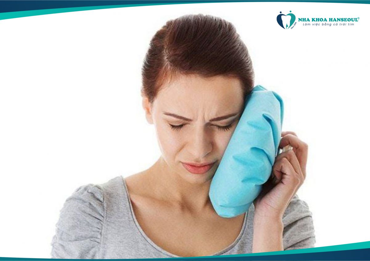 Chườm lạnh giúp giảm đau và khó chịu 