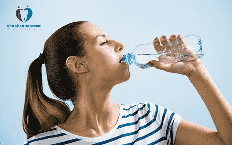 Uống nhiều nước sau khi lấy cao răng