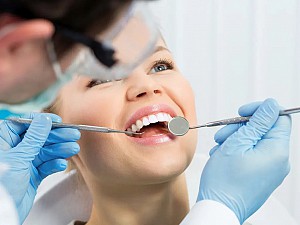 Trồng răng implant có bị hôi miệng không? Cách xử lý hiệu quả