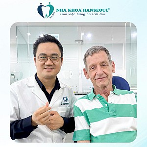 Khách hàng Nigel Lavender trồng răng implant