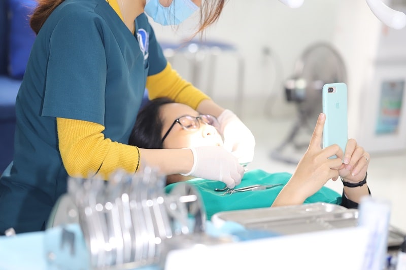 Bác sĩ lấy cao răng cho bệnh nhân Bác sĩ lấy cao răng cho bệnh nhân