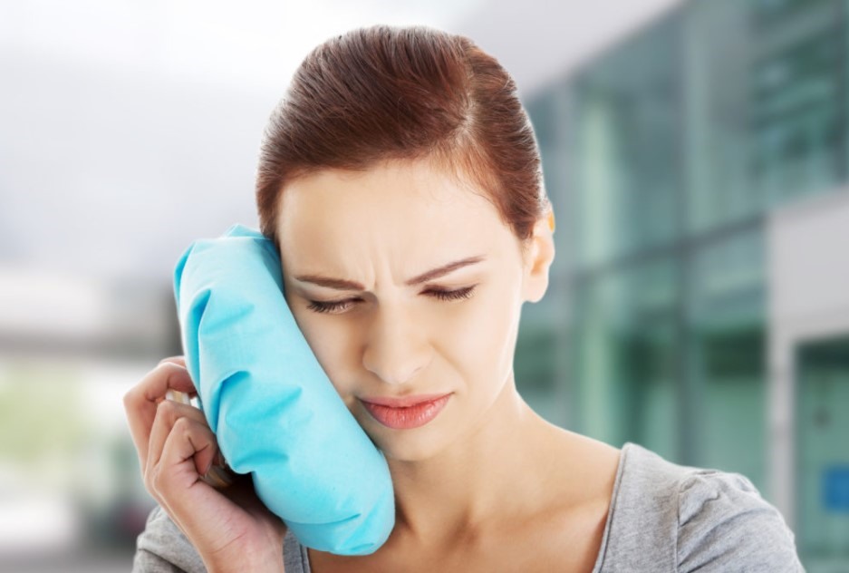 Chườm đá lạnh lên má Chườm đá lạnh lên má