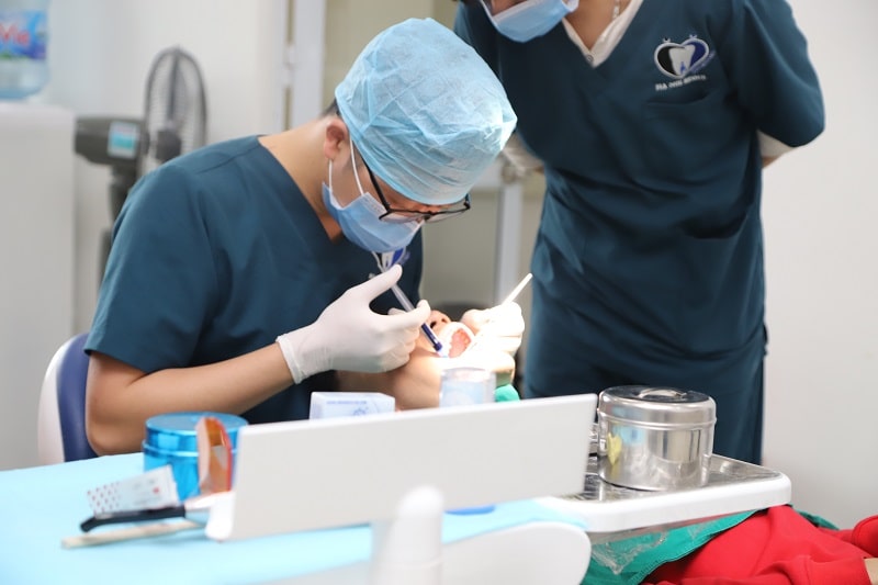 Gây tê trước khi nhổ răng Gây tê trước khi nhổ răng