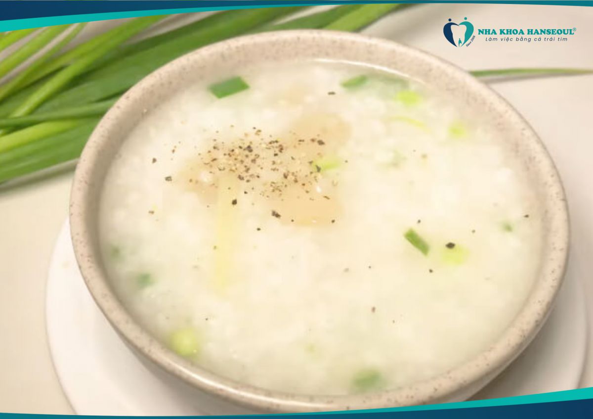 Để tránh nhai mạnh, nên ăn cháo sau khi nhổ răng số 8