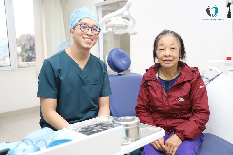 Bác sĩ trồng răng implant