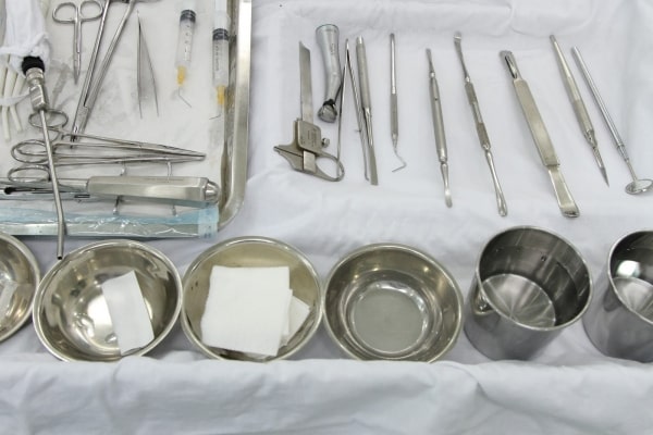 Dụng cụ nhổ răng không đảm bảo Dụng cụ nhổ răng không đảm bảo