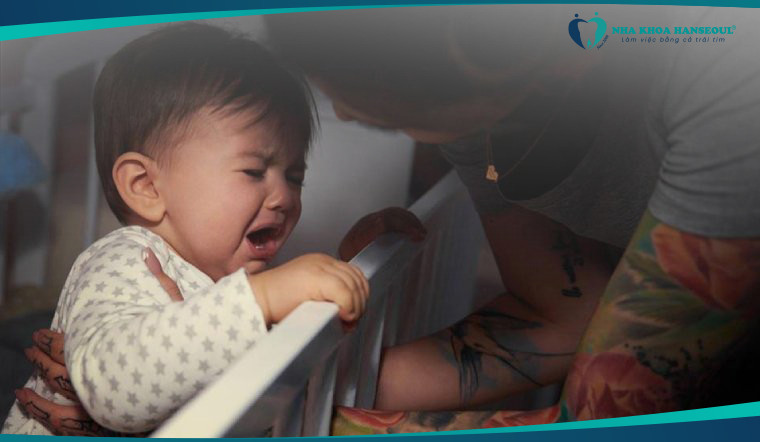 trẻ quấy khóc về đêm vì mọc răng